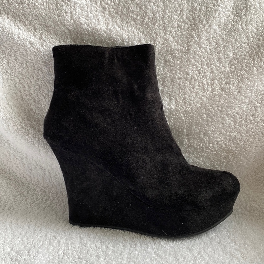 Zigi soho Alison black suede microfiber bootie platform wedge. Size 9.